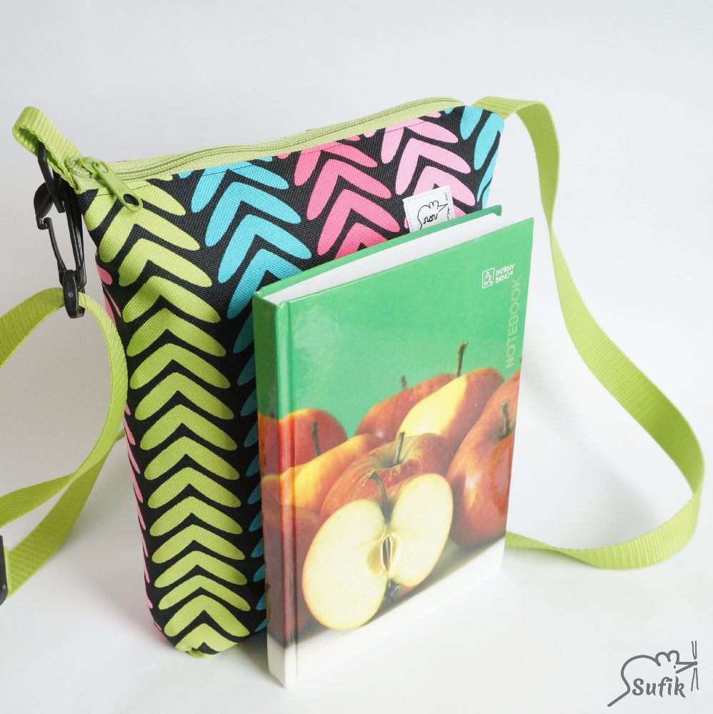 Kabelka nepromokavá crossbody A5 duhové proužky modrý zip, podšívka, popruh na přání