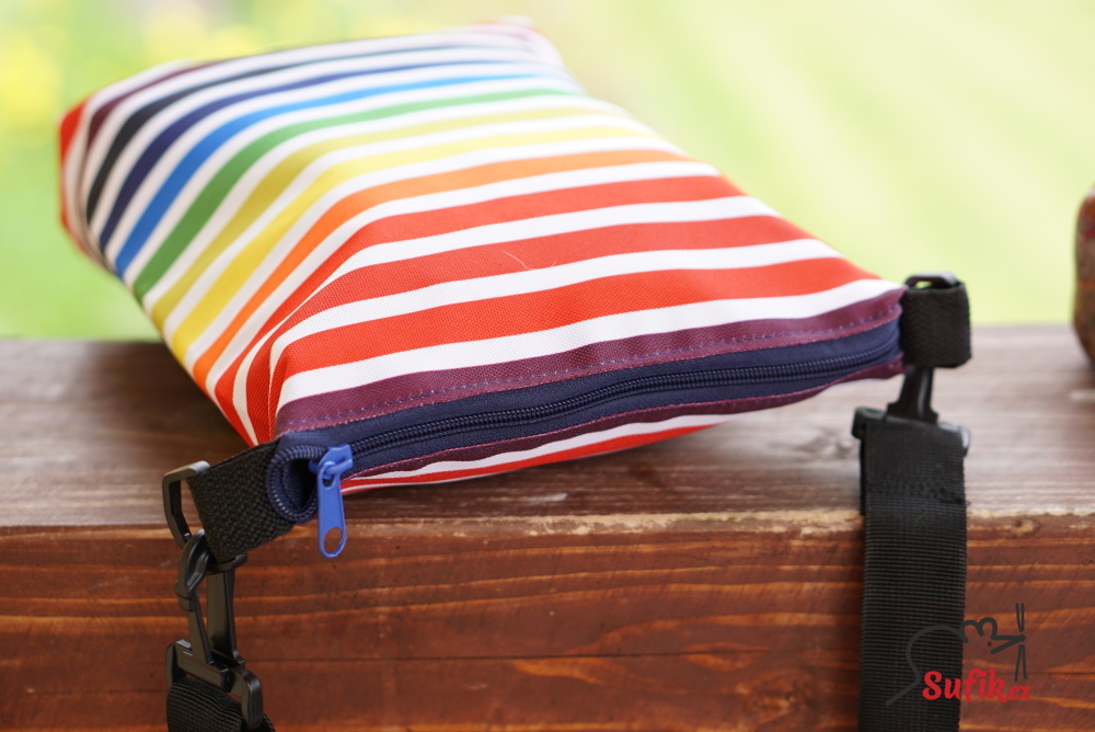 Kabelka nepromokavá crossbody A5 duhové proužky modrý zip, podšívka, popruh na přání