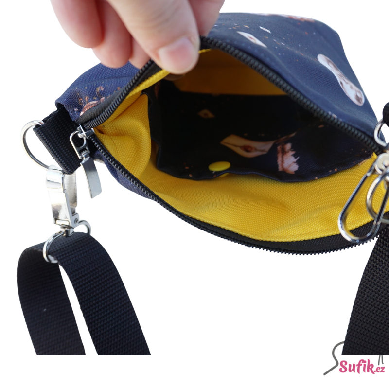 Kabelka crossbody A6 modrá se sovou a dopisem/žlutá podšívka