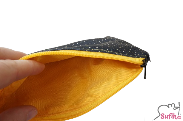 Kapsička na zip 14,5x19,5 cm žluté tečky na černé