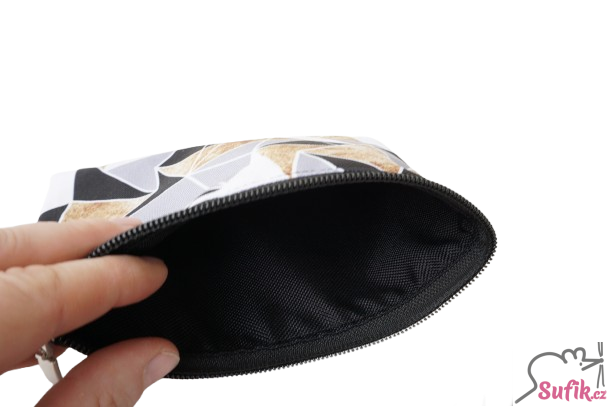 Kapsička na zip 12,5x17,5 cm trojúhelníky čedé, černé, zlaté