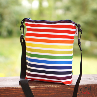 Kabelka nepromokavá crossbody A5 duhové proužky modrý zip, podšívka, popruh na přání