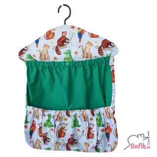 Kapsář do školky na ramínko široký papoušek, panda/červená kapsa